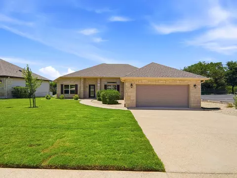 2011 Athens Ave, Kerrville, TX 78028