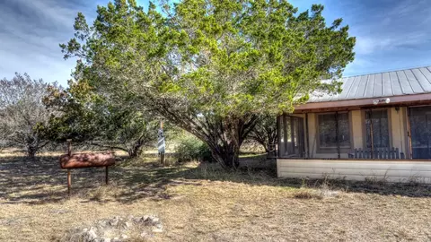 Exterior - 22 Squirrel Bnd, Uvalde, TX 78801 photo 6 of 15