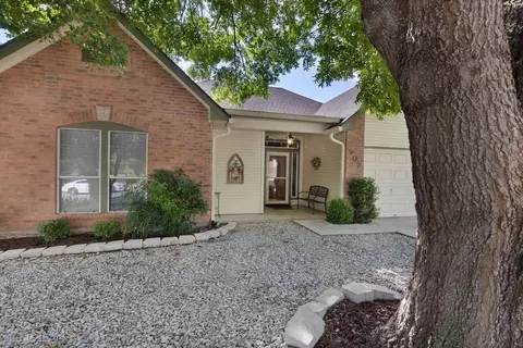 707 Oak Hollow Dr, Kerrville, TX 78028
