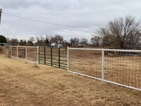 824 E Harris, Spur, TX 79370 photo 4