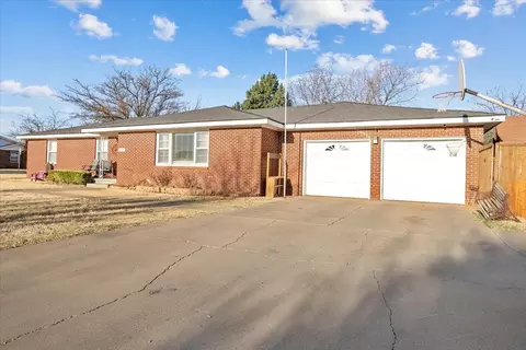 1601 Smythe St, Plainview, TX 79072 photo 2
