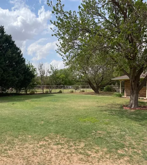 1420 Kings Row, Plainview, TX 79072 photo 4
