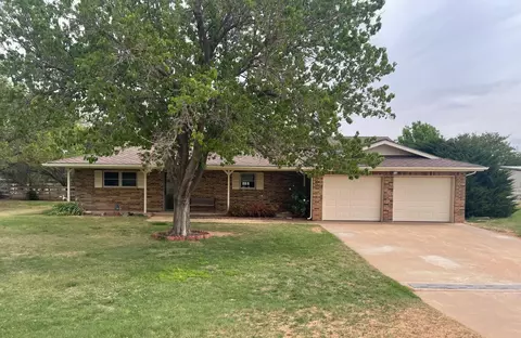 1420 Kings Row, Plainview, TX 79072 photo 1