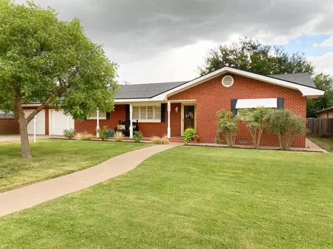 902 Itasca St, Plainview, TX 79072 photo 1