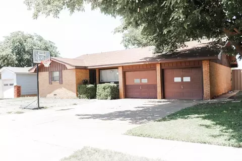 1507 Ennis St, Plainview, TX 79072 photo 2