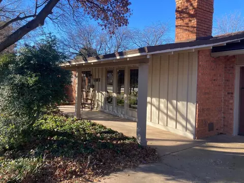 1107 Holliday, Plainview, TX 79072 photo 2