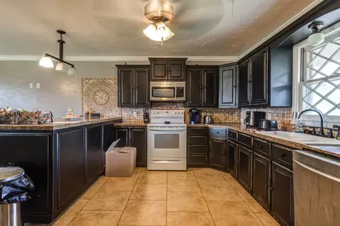 1211 Canyon St, Plainview, TX 79072 photo 9