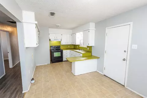 709 Yonkers St, Plainview, TX 79072 photo 9