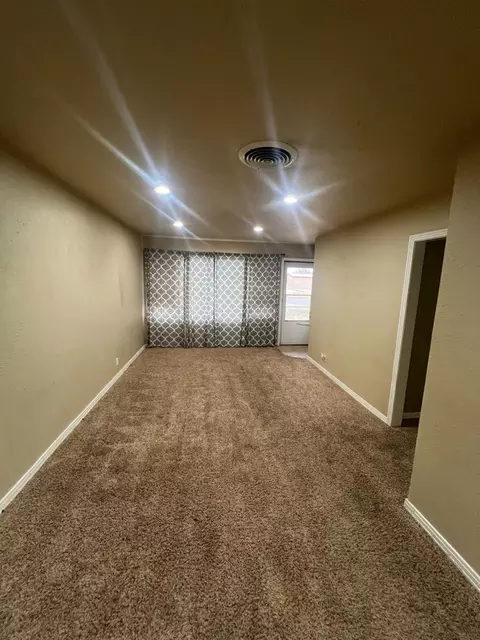 809 Yonkers St, Plainview, TX 79072 photo 2