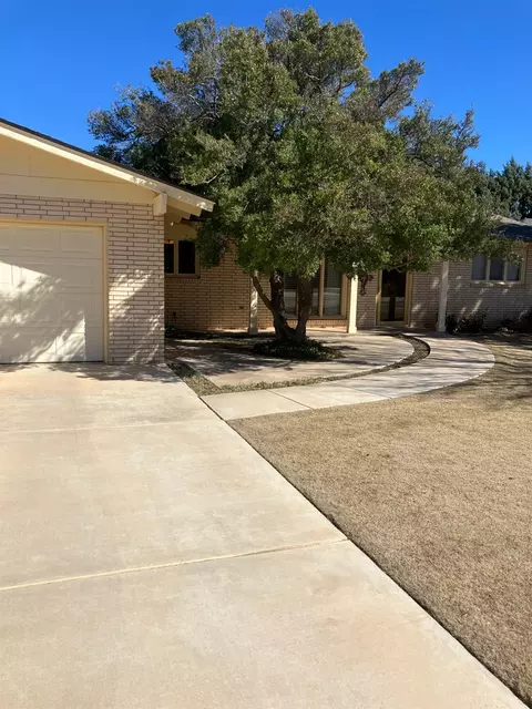 1306 Itasca St, Plainview, TX 79072 photo 3