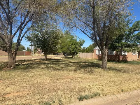 2101 Smythe St, Plainview, TX 79072 photo 2