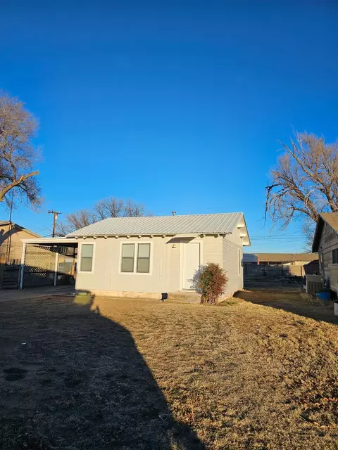 304 Zephyr St, Plainview, TX 79072 photo 1