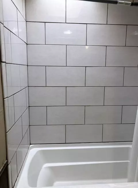 Bath - 1001 Jefferson St, Plainview, TX 79072 photo 2 of 3