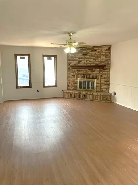 Living - 1001 Jefferson St, Plainview, TX 79072 photo 1 of 8