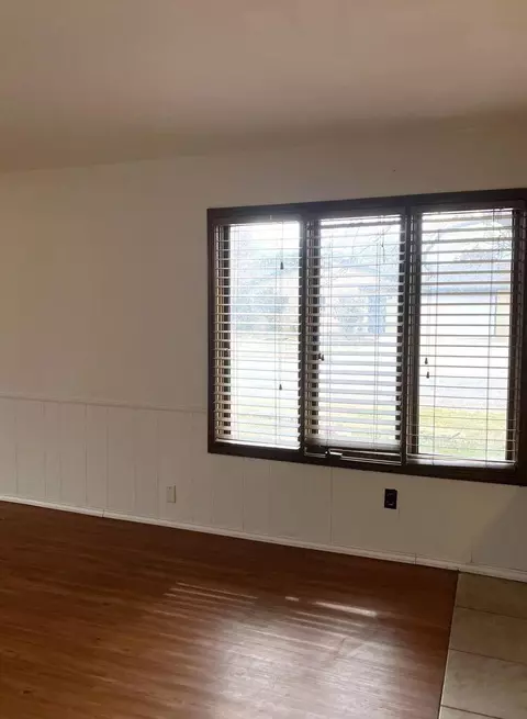 Living - 1001 Jefferson St, Plainview, TX 79072 photo 3 of 8
