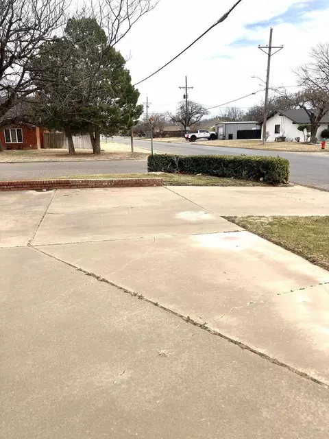 Exterior - 1001 Jefferson St, Plainview, TX 79072 photo 5 of 5