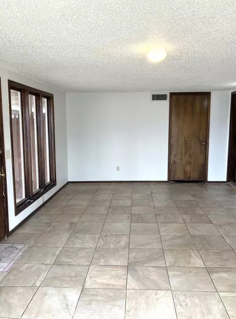 Living - 1001 Jefferson St, Plainview, TX 79072 photo 7 of 8