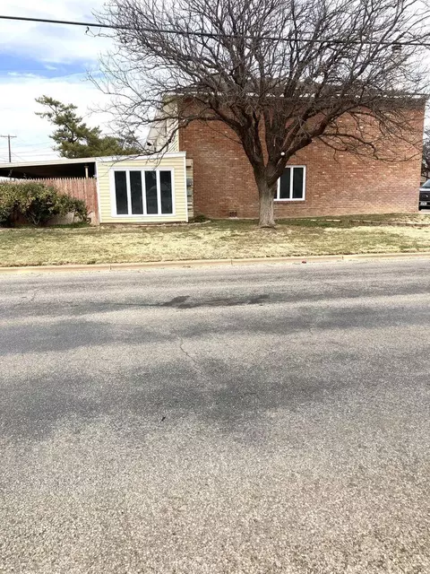 Exterior - 1001 Jefferson St, Plainview, TX 79072 photo 3 of 5