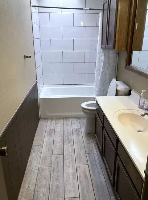 Bath - 1001 Jefferson St, Plainview, TX 79072 photo 1 of 3