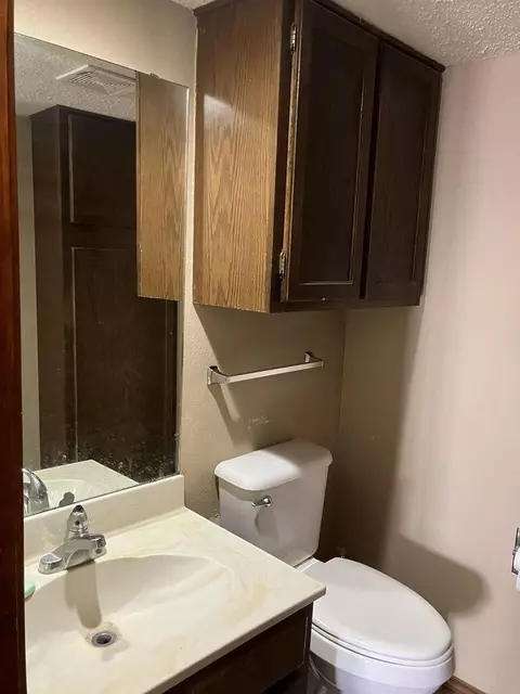 Bath - 1001 Jefferson St, Plainview, TX 79072 photo 3 of 3