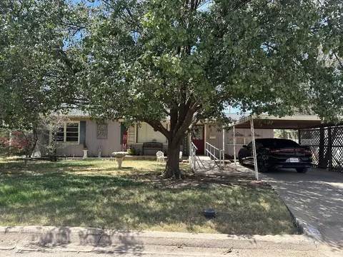 1007 Xenia St, Plainview, TX 79072 photo 1