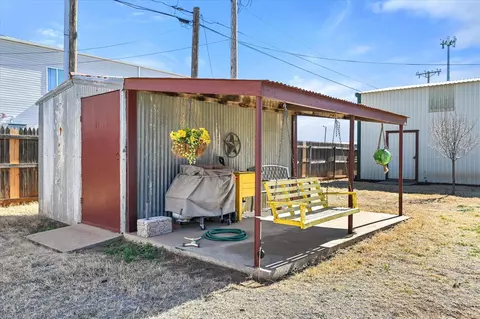 3002 Castro St, Plainview, TX 79072 photo 27