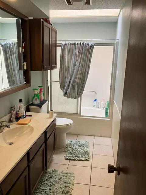Bath - 1003 Jefferson St # A, Plainview, TX 79072 photo 1 of 3