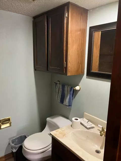 Bath - 1003 Jefferson St # A, Plainview, TX 79072 photo 2 of 3