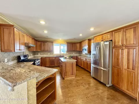 213 E 7th St, Idalou, TX 79329 photo 3