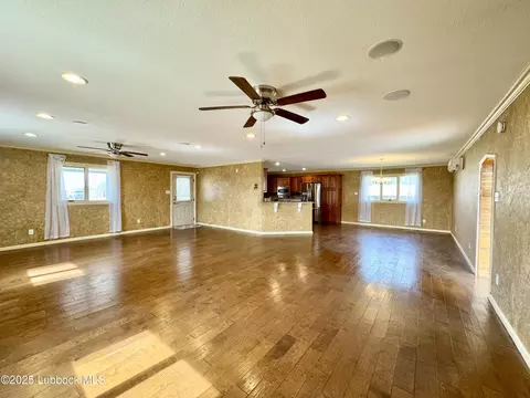 213 E 7th St, Idalou, TX 79329 photo 4