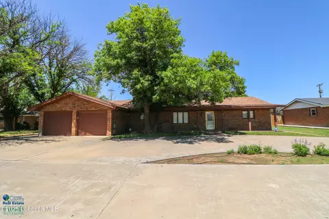 1021 NE 1st St, Earth, TX 79031