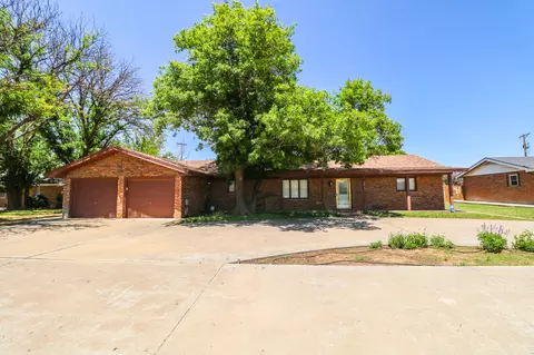 1021 NE 1st St, Earth, TX 79031