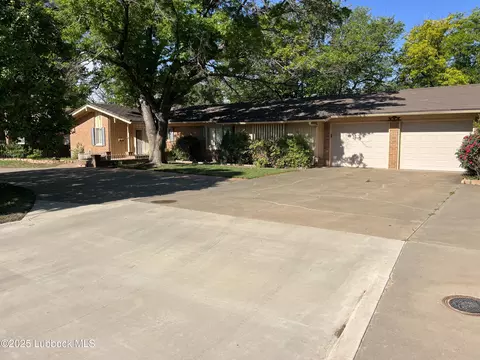 1105 Holliday, Plainview, TX 79072 photo 1