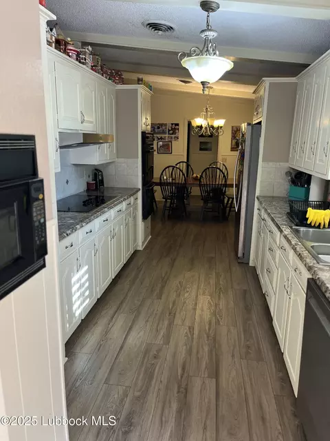 1105 Holliday, Plainview, TX 79072 photo 7