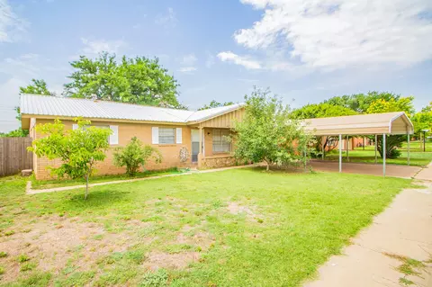 105 J B Ave, Floydada, TX 79235