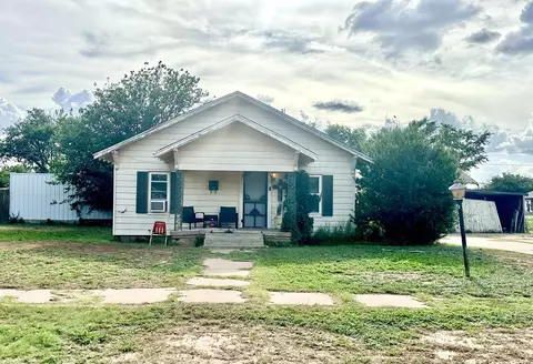 735 S 12th St, Slaton, TX 79364