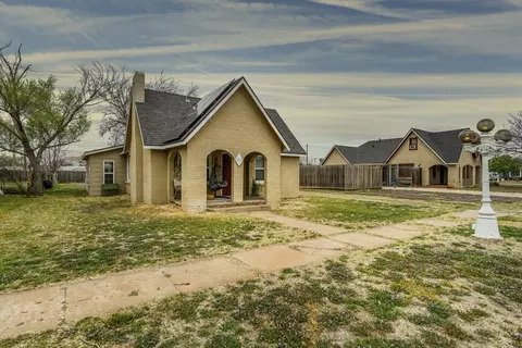 1011 Travis, Plainview, TX 79072 photo 1