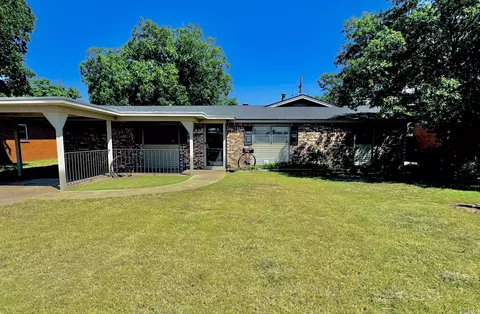 1604 Ennis St, Plainview, TX 79072