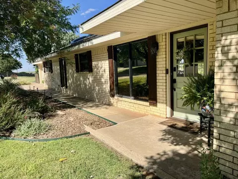 1412 Ebeling Dr, Plainview, TX 79072 photo 3