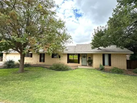 1412 Ebeling Dr, Plainview, TX 79072 photo 1