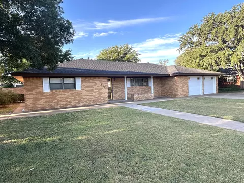 212 Tanglewood Ln, Levelland, TX 79336