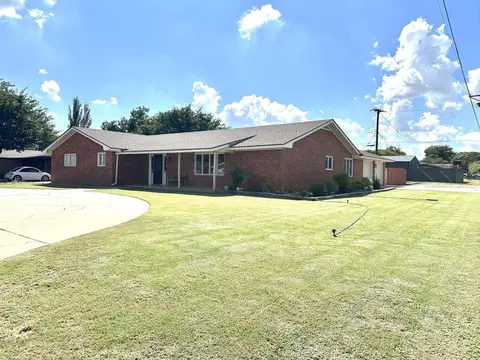 Exterior - 819 Holliday Dr, Plainview, TX 79072 photo 2 of 11