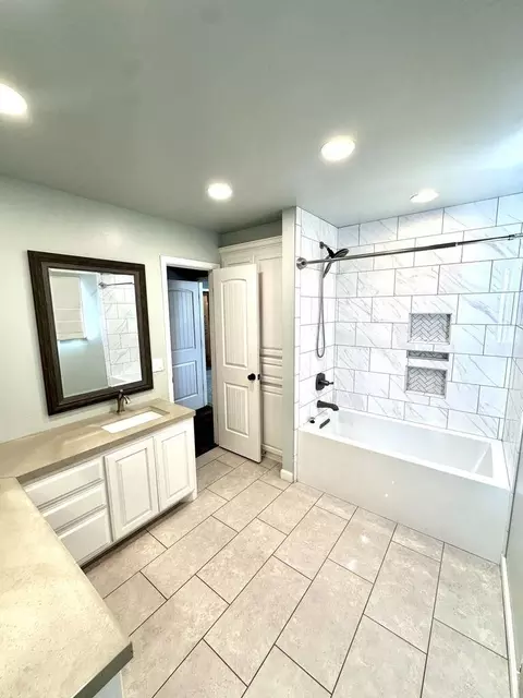 Bath - 819 Holliday Dr, Plainview, TX 79072 photo 5 of 5
