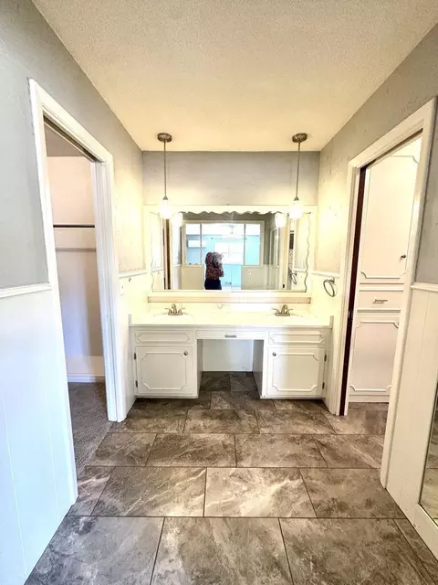 Bath - 819 Holliday Dr, Plainview, TX 79072 photo 1 of 5