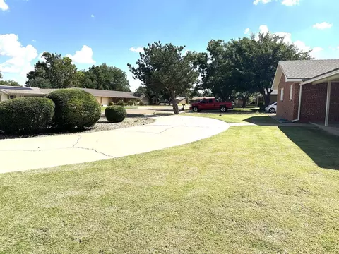 Exterior - 819 Holliday Dr, Plainview, TX 79072 photo 4 of 11