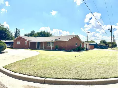 819 Holliday Dr, Plainview, TX 79072