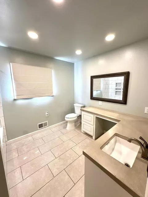 Bath - 819 Holliday Dr, Plainview, TX 79072 photo 4 of 5