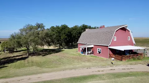 1548 S I-27, Hale Center, TX 79041