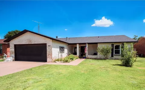2914 Kermit St, Plainview, TX 79072