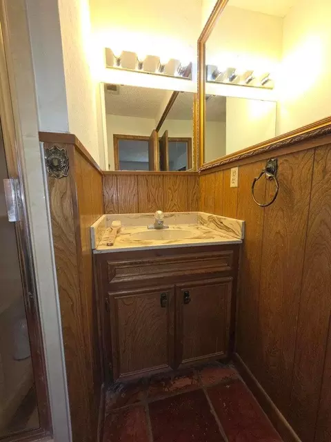 Bath - 1303 Ebeling Dr, Plainview, TX 79072 photo 5 of 6